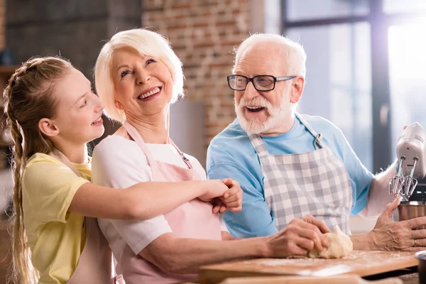 ¿Cuál es el papel de los abuelos en la vida de los nietos según la Biblia?